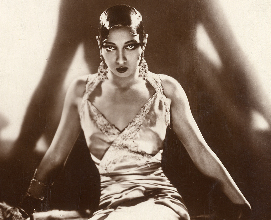 Freda Josephine McDonald dite Joséphine Baker (1906-1975), chanteuse, danseuse et meneuse de revue américaine. Vers 1940.